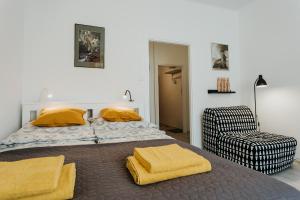 克拉科夫Charming apt Old Town & Jewish District, quiet neighborhood的一间卧室配有一张带黄色毯子和椅子的床