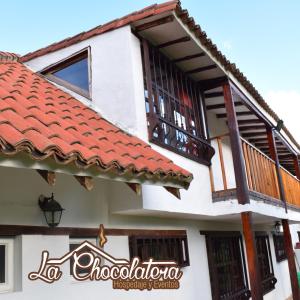 蒂瓦索萨Cabaña la Chocolatera的红色瓦屋顶的房子