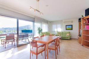 马斯萨内特德拉塞尔瓦Club Villamar - Veruma的客厅配有木桌和椅子