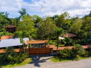 卡维塔Casa Marcellino Lodge的一个带木栅栏和树木的花园