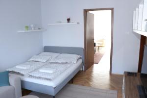 塞格德Petofi Apartman的白色卧室配有床和沙发