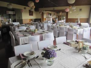 Zimmerau博嘎斯霍夫贝印图姆酒店的用餐室配有白色的桌子和白色的椅子