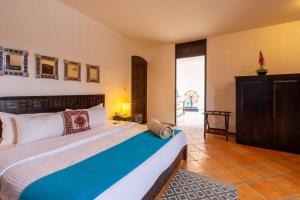 莱昂Hotel Hacienda San Cristóbal的一间卧室,卧室内配有一张大床