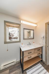 杰克逊米勒公园旅舍的一间带水槽和镜子的浴室