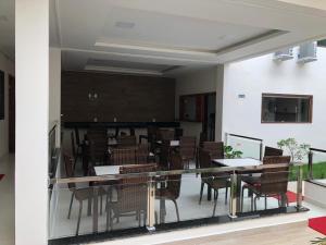 塞古罗港Pousada Veleiro的一间带桌椅和黑板的用餐室