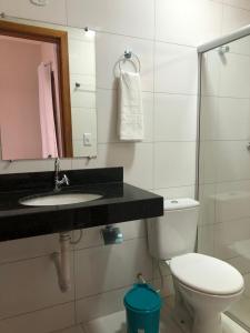 塞古罗港Pousada Veleiro的一间带卫生间、水槽和镜子的浴室