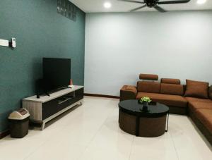 Leisure homestay@Kota Kinabalu的电视和/或娱乐中心