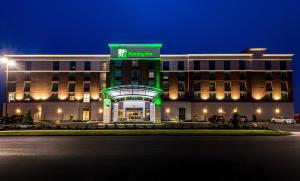 列克星敦Holiday Inn Lexington - Hamburg, an IHG Hotel的前面有一个绿色标志的酒店