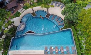 芭堤雅市中心Hotel Amber Pattaya的享有度假村游泳池的顶部景致