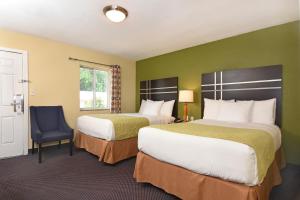 阿兹利阿德斯里埃克斯苑酒店的酒店客房,配有两张床和椅子