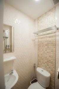 曼谷The Moon Night Hotel的浴室配有白色卫生间和盥洗盆。