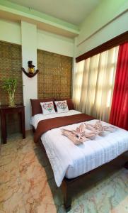TayabasPiscana Resort的一间卧室配有两张红色窗帘