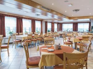 帕尔福斯蒂根维特酒店的用餐室设有桌椅和窗户。