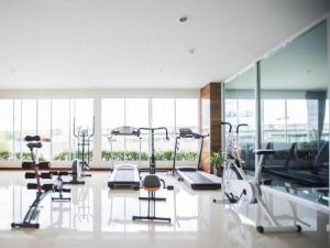 曼那斯里纳卡林海纳酒店 的健身房设有数台跑步机和椭圆机