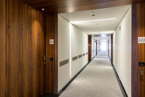 加的斯加迪斯旅馆的走廊,带有木墙和长走廊的建筑