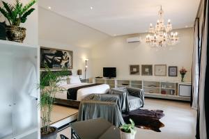 塞米亚克Casa Artista By Kresna Hospitality的一间卧室配有一张床和一个吊灯