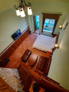 五结绿也渡假庄园的卧室享有高空美景,配有一张床和椅子