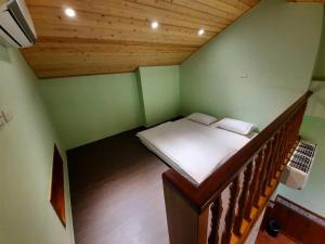 五结绿也渡假庄园的小房间设有床和楼梯