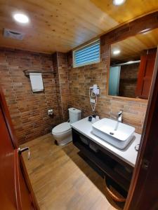 五结绿也渡假庄园的浴室配有白色水槽和卫生间。