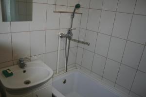 十月镇Садовое кольцо 319 корпус 2 квартира 13的一间带水槽、浴缸和淋浴的浴室
