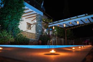 Laroya皮卡西奥乡村旅馆的夜晚在游泳池里放一排蜡烛