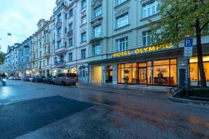 慕尼黑奥林匹克酒店的城市街道,与酒店同在建筑的一侧