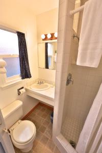 莫罗贝宜人汽车旅馆的浴室配有卫生间、盥洗盆和淋浴。