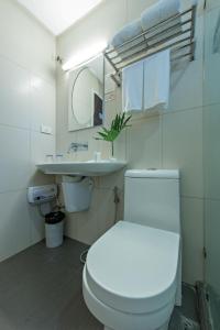 奥隆阿波考特梅瑞登套房酒店的浴室配有白色卫生间和盥洗盆。