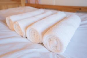 东京东京第二章旅舍的一组白色毛巾,坐在床上