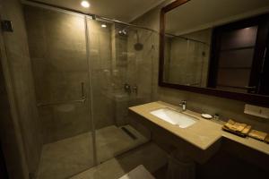 尼尔岛海舍尔尼尔度假村的带淋浴、盥洗盆和镜子的浴室