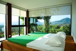 奥南海滩Andakiri Pool Villa Panoramic Sea View - SHA Certified的一间卧室设有两张床和大窗户