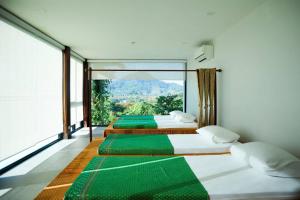 奥南海滩Andakiri Pool Villa Panoramic Sea View - SHA Certified的带大窗户的客房内的两张床