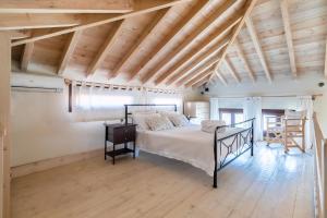 斯科派洛斯Fasolaki, Skopelos Town的一间卧室设有一张床和木制天花板