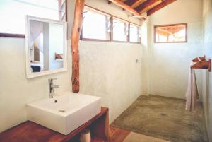 托弗海滩Musica do Mar Beach Front Apartments, Ocean View的一间带水槽和镜子的浴室