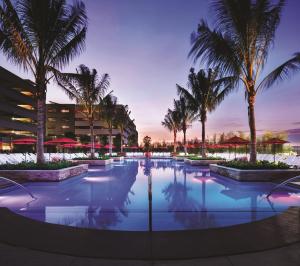 大西洋城Borgata Hotel Casino & Spa的度假村内棕榈树游泳池
