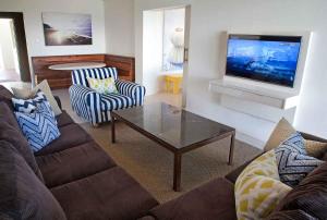 绍斯布鲁姆Rockshandy Beachhouse的带沙发和电视的客厅