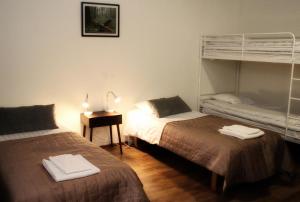 LuumäkiHotelli Salpa的一间卧室配有两张床和一张双层床。
