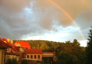 布科Castrum Bucowe的天空中带有房屋和树木的彩虹