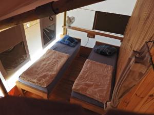 弗尔萨尔Drago Tours LODGE TENT, Valkanela的客房内的两张床享有高空美景