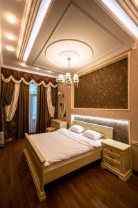 基辅Kyiv 2Rooms Classic Apartment的一间卧室,卧室内配有一张大床