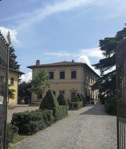 佛罗伦萨Villa La Piccioncina Firenze的前面有门的大房子