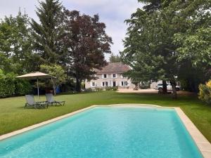 莱萨韦尼埃le domaine du chaffard的一座房子的院子内的游泳池