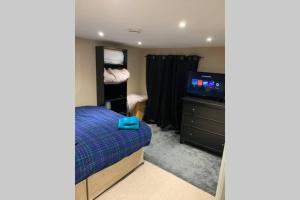 波士顿a COSY CLEAN GROUND FLOOR FLAT CLOSE TO TOWN CENTRE的一间卧室配有一张床和一台平面电视