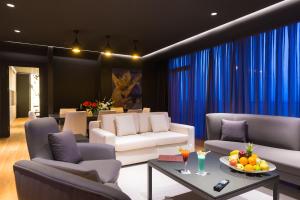 达喀尔达喀尔迪亚蒂奥丽笙酒店的带沙发和桌子的客厅
