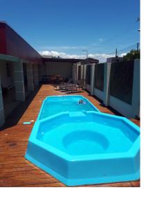 佩尼亚Pousada Espindola的甲板上的大型蓝色游泳池