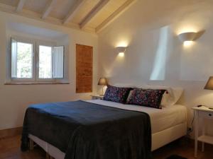 圣特奥托纽奥马尔克力昂卡酒店的一间卧室设有一张床和两个窗户。