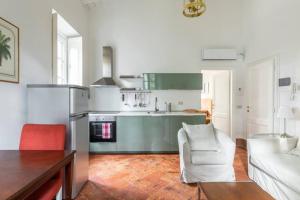 切尔诺比奥Bilocale nel Parco di Villa Erba的一间带炉灶的厨房和一张沙发