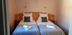 吕兹-圣索沃尔总站酒店的小客房内的两张床和毛巾