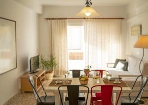 圣费兰-德瑟斯罗Sa Barda - Formentera Break的一间带桌椅的用餐室和一间客厅