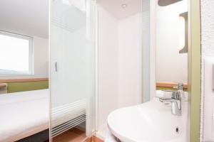 伯尔尼伯尔尼博览会宜必思快捷酒店的浴室配有卫生间、盥洗盆和淋浴。